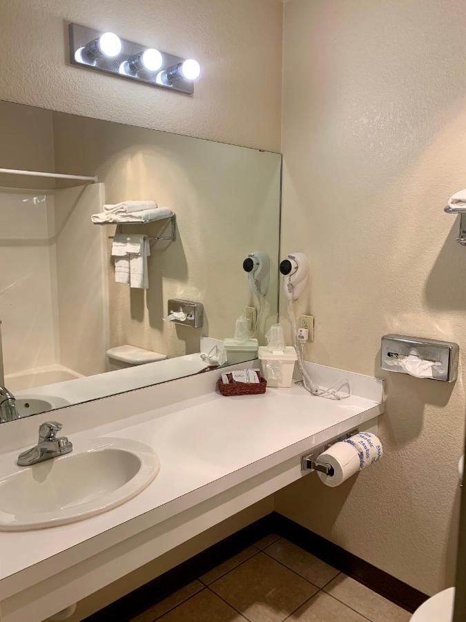 Candlelight Inn & Suites Hwy 69 Near マカリスター エクステリア 写真