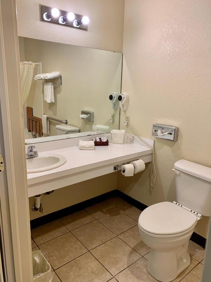 Candlelight Inn & Suites Hwy 69 Near マカリスター エクステリア 写真