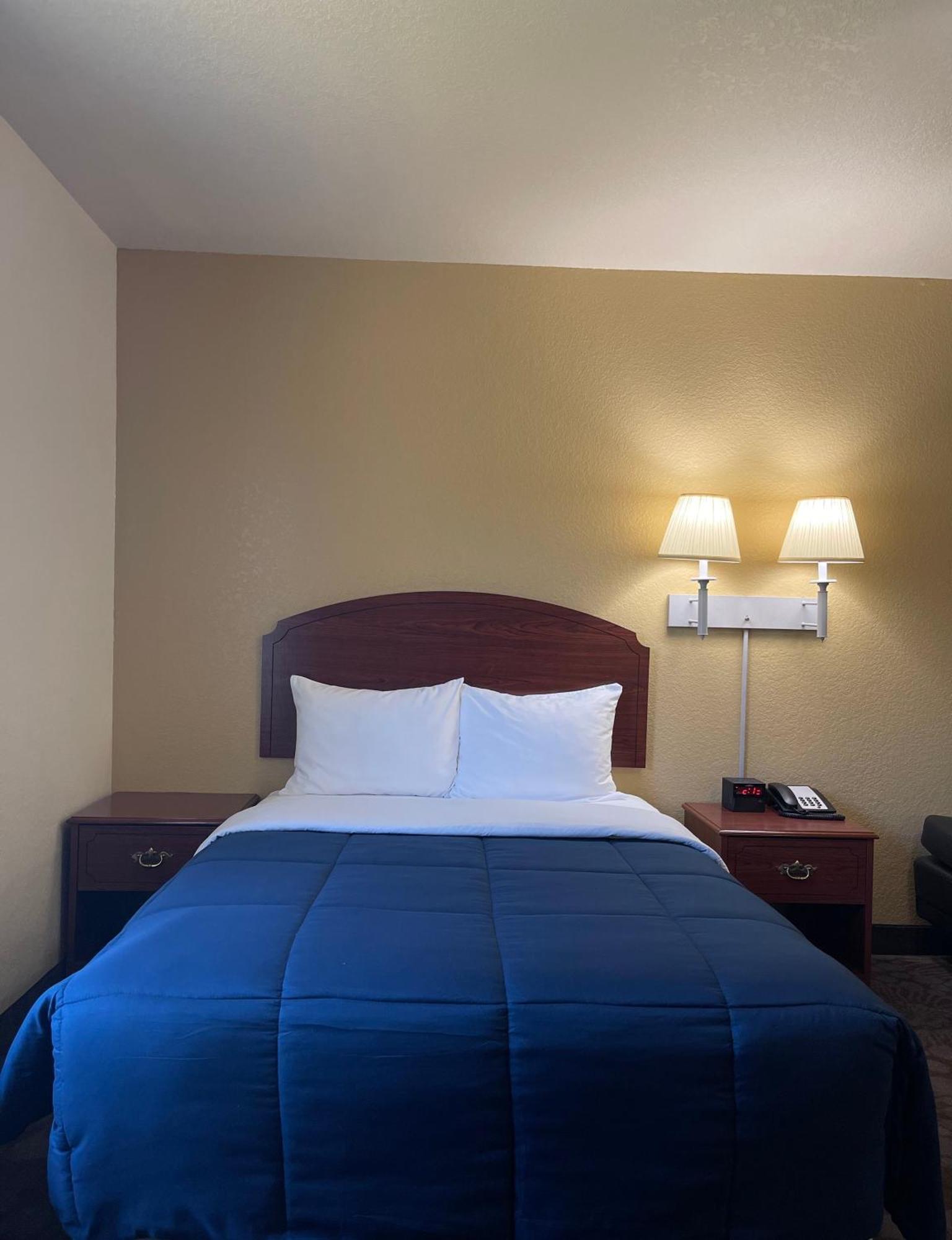 Candlelight Inn & Suites Hwy 69 Near マカリスター エクステリア 写真